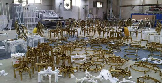 Bề ghế phủ chân không bằng vàng PVD được đánh răng với tính chất chống vân tay và chống ăn mòn