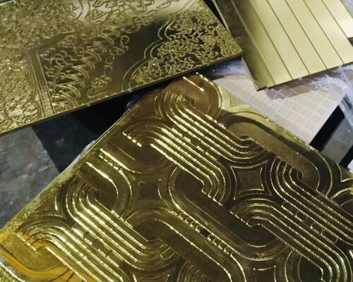Máy phủ chân không PVD hoàn toàn tự động kiểm soát UV ổn định với buồng chân không tùy chỉnh cho gạch trang trí